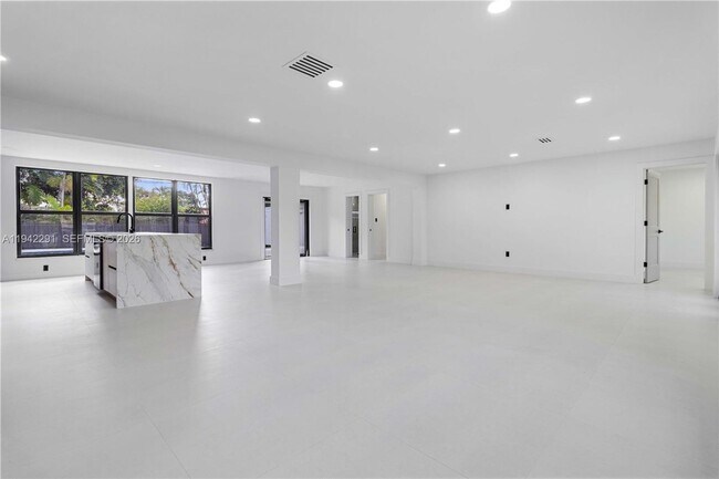 Building Photo - 5420 Lincoln St