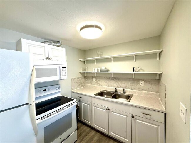 Building Photo - 820 NE 17th Ave