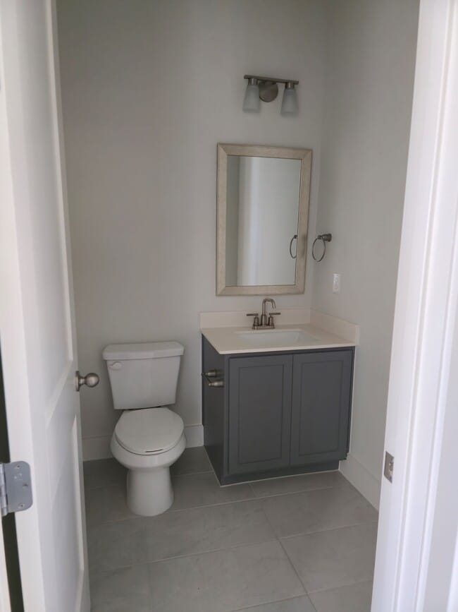 Building Photo - 808 Meadowcrest Dr