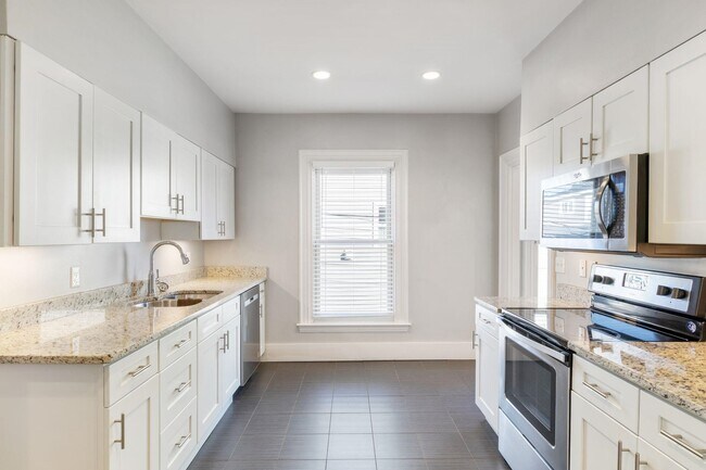 Building Photo - 303 Islington St