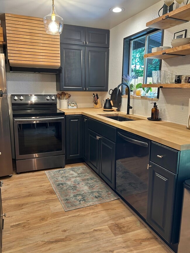 Building Photo - 25979 Pioneer Way NW