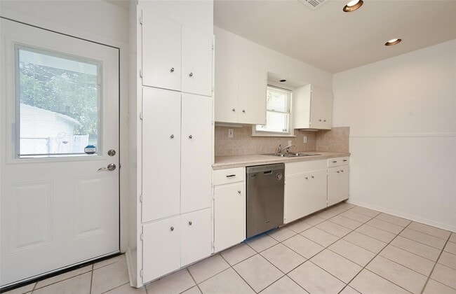 Building Photo - 2110 Westover Rd