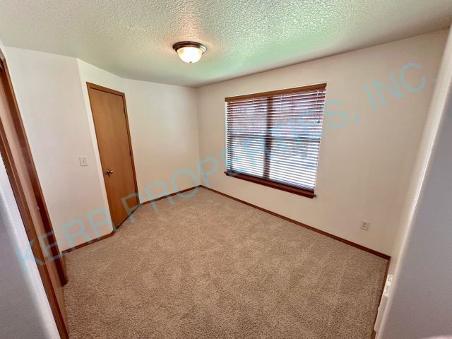 Building Photo - Spacious 3-Bed Oasis with 1.5 Baths in Portland – Your Next Home Awaits!