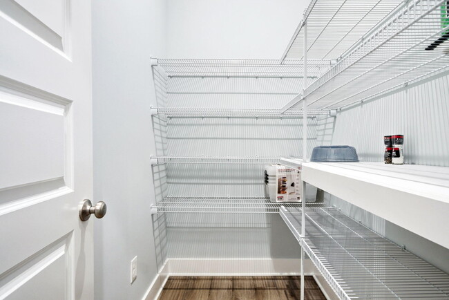 Building Photo - 323 Suwanee Dr