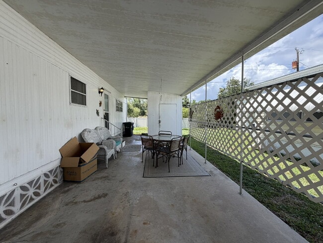 Building Photo - "Cozy 2-Bed Oasis in Nokomis, FL – Nokomis Lake Village Retreat!"