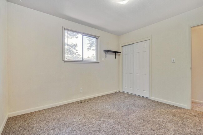 Building Photo - 2108 Applewood Rd