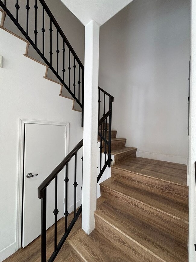 Building Photo - Remodeled 3 Bed 3 Bath Townhome for Rent in Glendale, CA