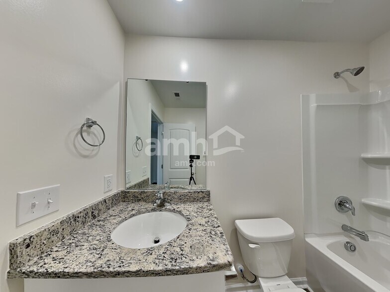 Building Photo - 1370 John Swann St