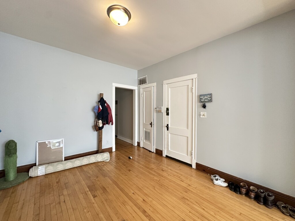Building Photo - 2136 W Chicago Ave