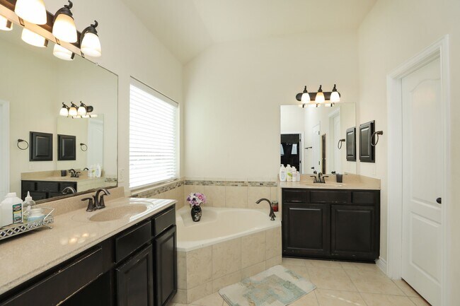 Building Photo - 23310 Parkway Lakes Ln