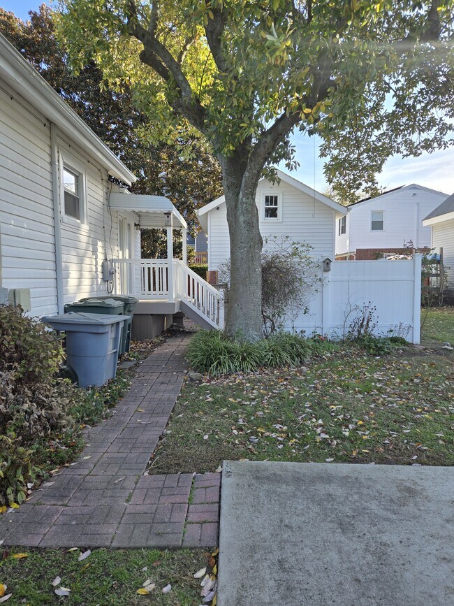 Building Photo - 434 Creek Ave