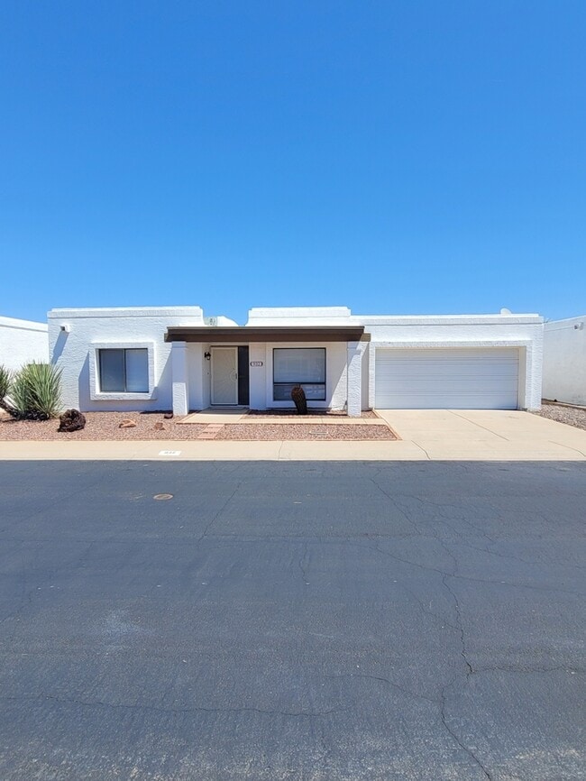 Primary Photo - Great North Phoenix 2/2 with all new floor...