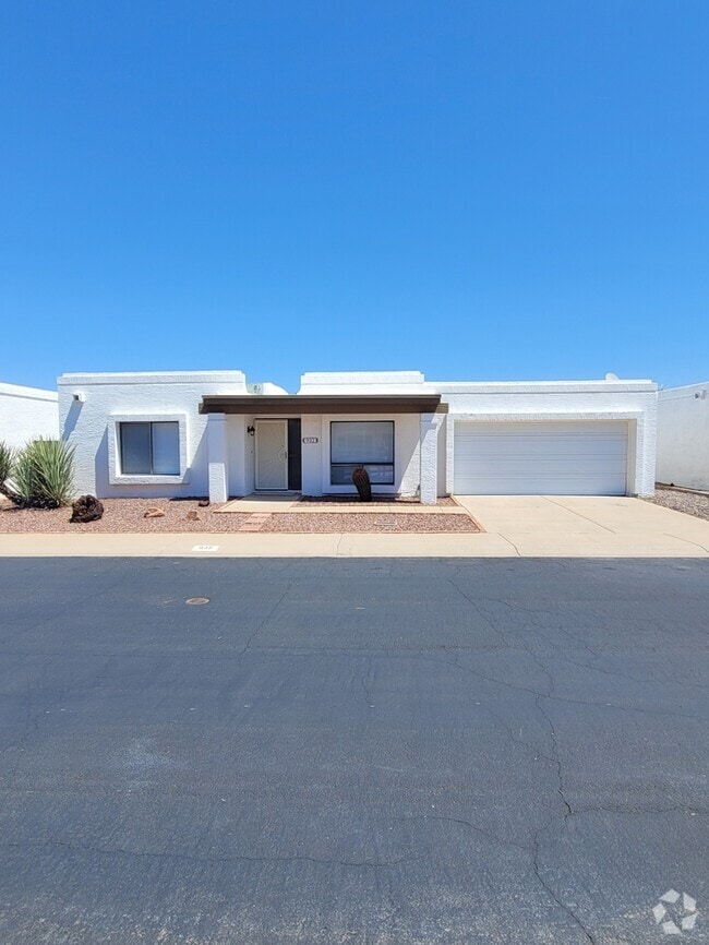 Building Photo - Great North Phoenix 2/2 with all new floor...