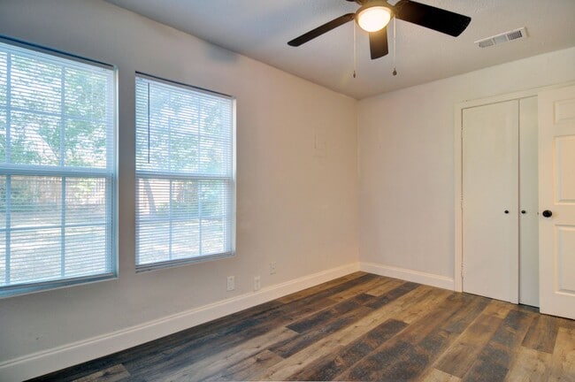 Building Photo - 3 bed 2 bath