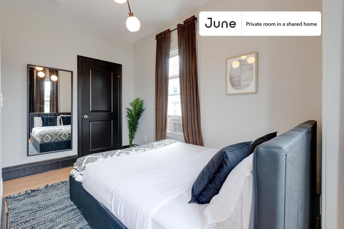 Building Photo - Private bedroom in 4 bed/1.5 bath Home
