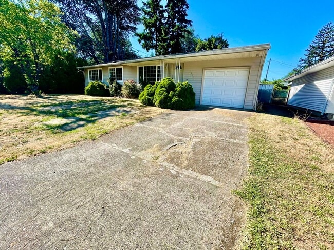 Building Photo - 1/2 Month Free - Charming Single-Level Home with Spacious Yard & Easy Portland Access
