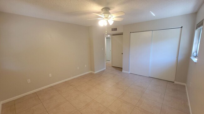 Building Photo - 2/1 w/ Garage in Seminole - Duplex