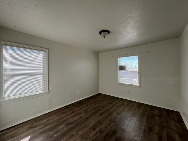 Building Photo - 3 Bedroom 1 bathroom House located near a ...