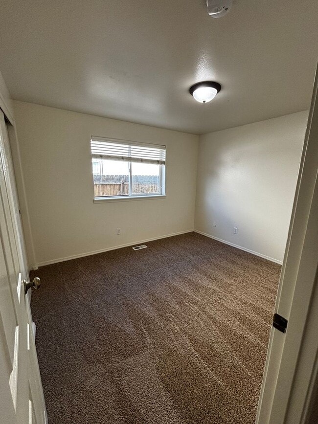 Building Photo - SE Bend House, Gas Heat/Fireplace, Fenced Yard, Dbl. Garage, Pets Considered!