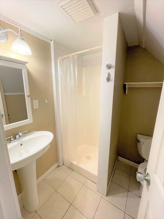 Building Photo - Large Duplex home with giant deck, parking, in quiet neighborhood, Available in June