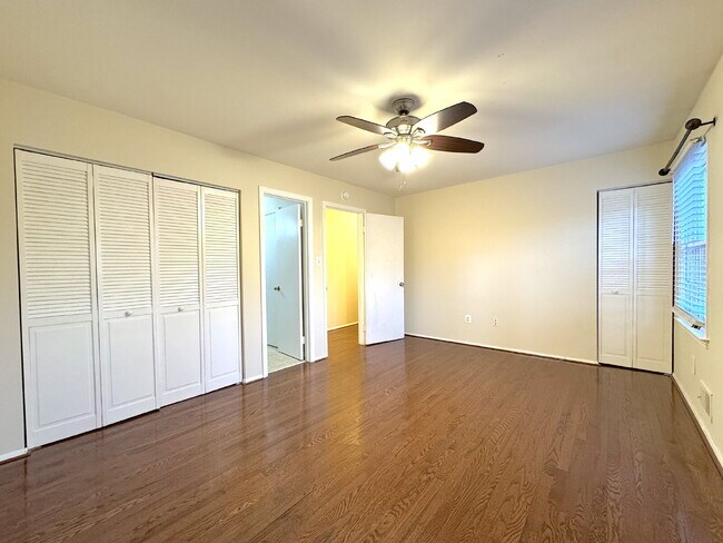 Building Photo - Charming Reston Townhome: Your Ideal Commuter's Haven