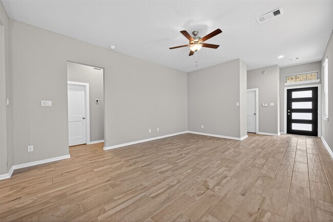 Building Photo - 516 Shine Ct