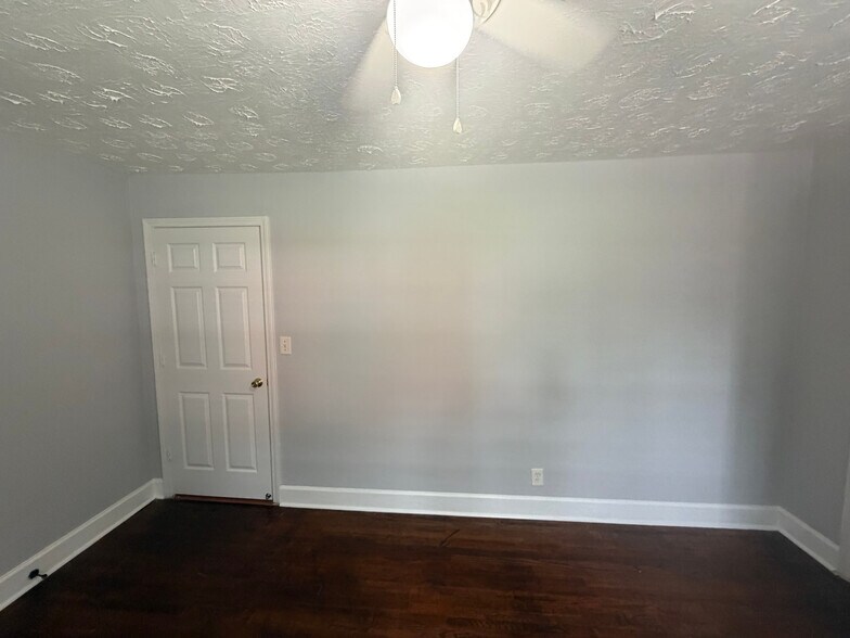 Building Photo - Room in Apartment on 8th St