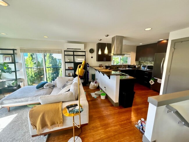 Building Photo - Amazing Phinney Ridge/Greenlake Home