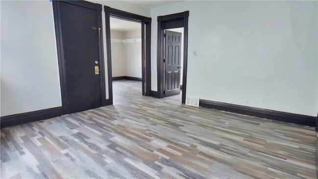 Building Photo - 6-7 Calihan Park