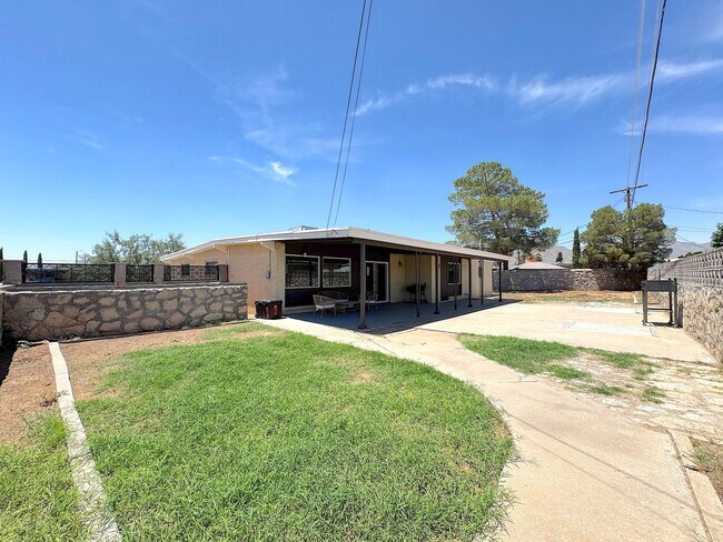 Building Photo - Northeast El Paso 4 Bed Refrig A/C!