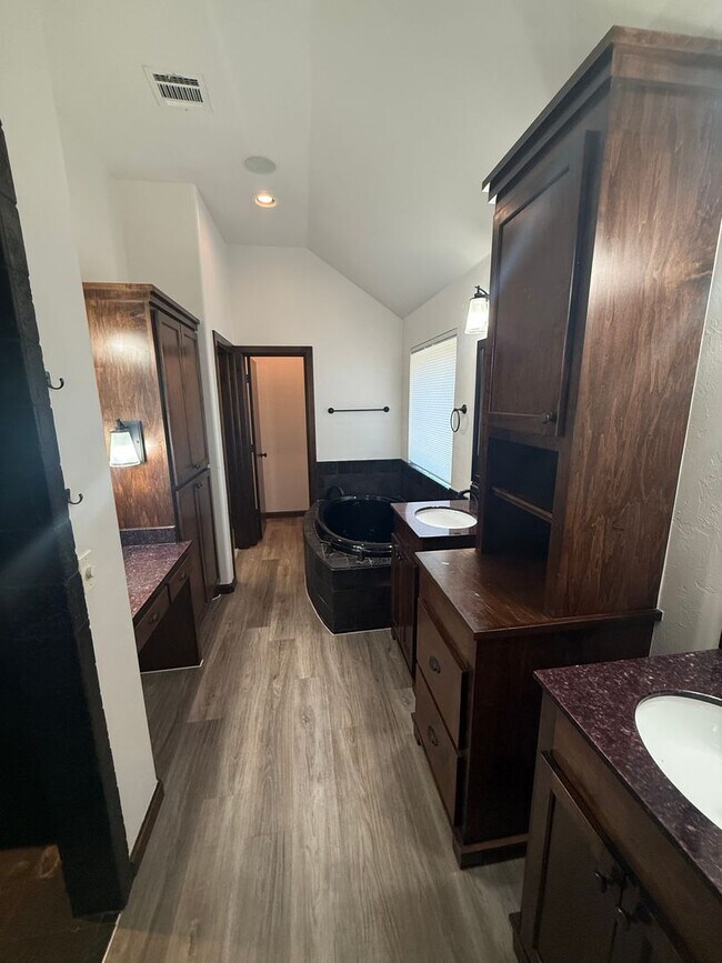 Building Photo - 3 bed plus office, Neighborhood amenities include a neighborhood pond, Pool and playground!