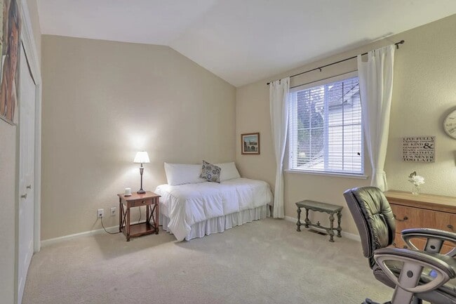 Building Photo - 18 Flora Ln