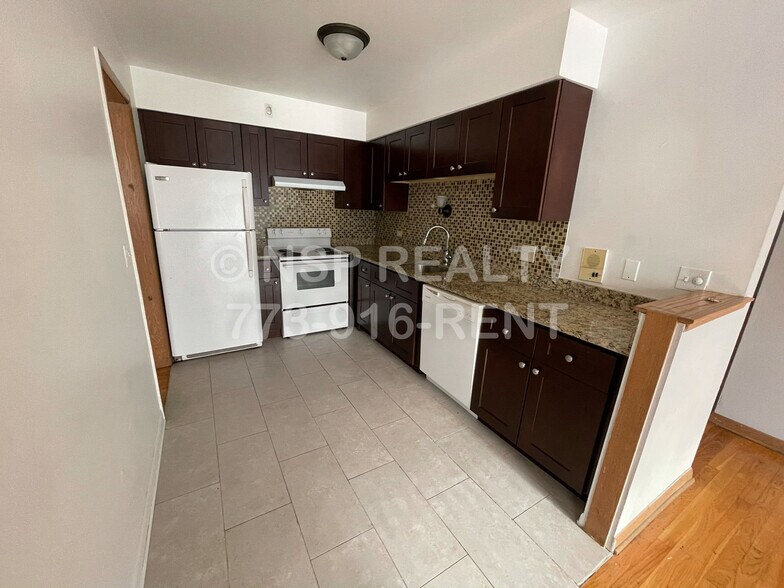 Building Photo - 1004 S River Rd