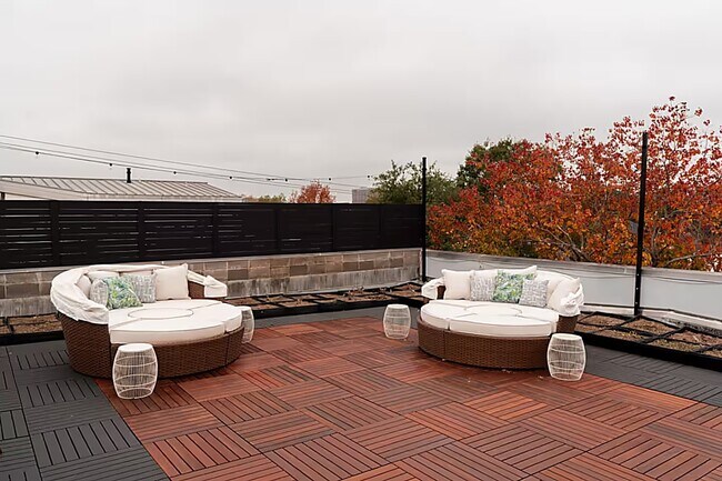 Building Photo - 4904 S Shepherd Dr