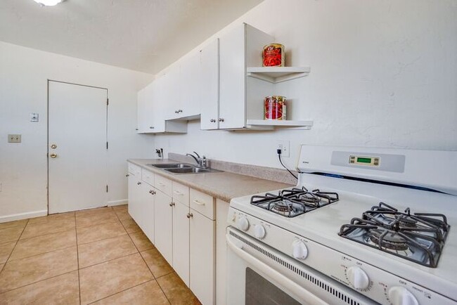 Building Photo - Bright 3-Bedroom Home Near Tucson’s Best A...