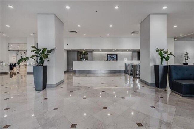 Building Photo - 100 Lincoln Rd