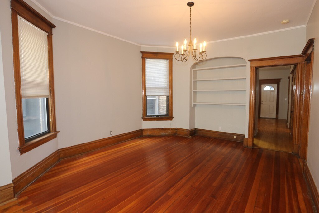 Building Photo - 1326 N Claremont Ave