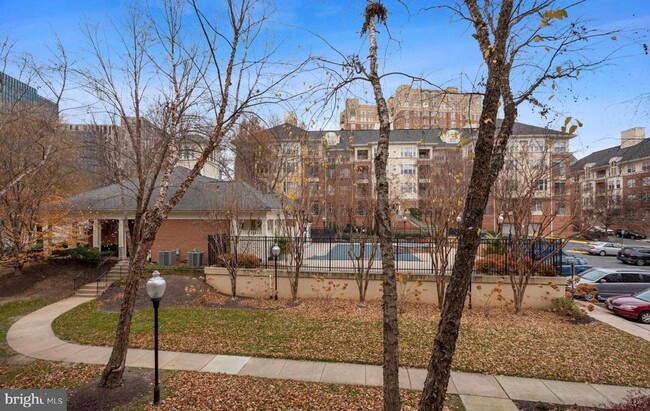 Building Photo - 1860 Stratford Park Pl