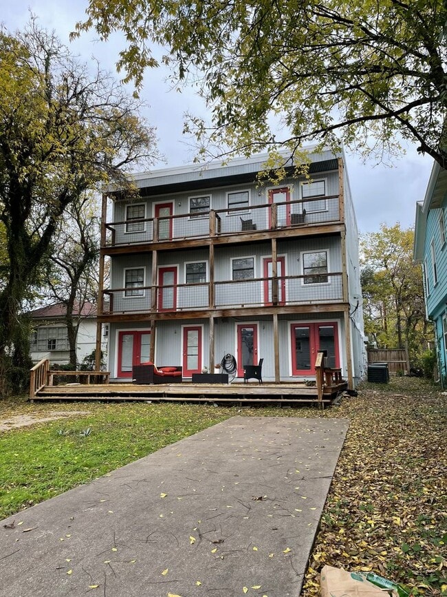 Primary Photo - 4 Bedroom Duplex Near Medical District