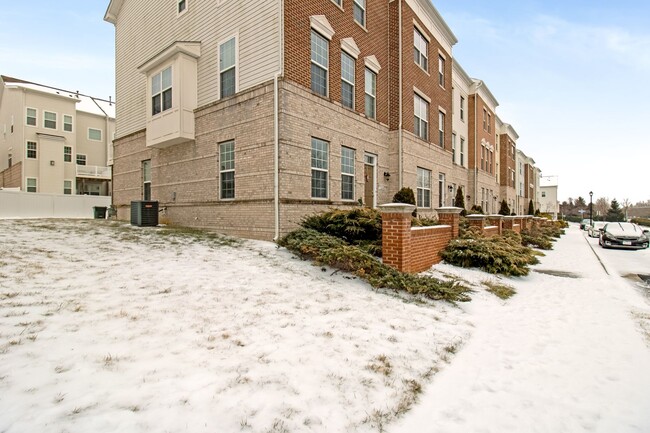 Building Photo - Beautiful 4-Bed, 3.5-Bath End Unit Townhom...