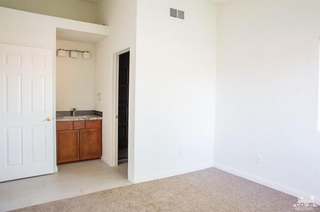Building Photo - Beautiful 2-Bedroom Condo in Gated Saddleb...