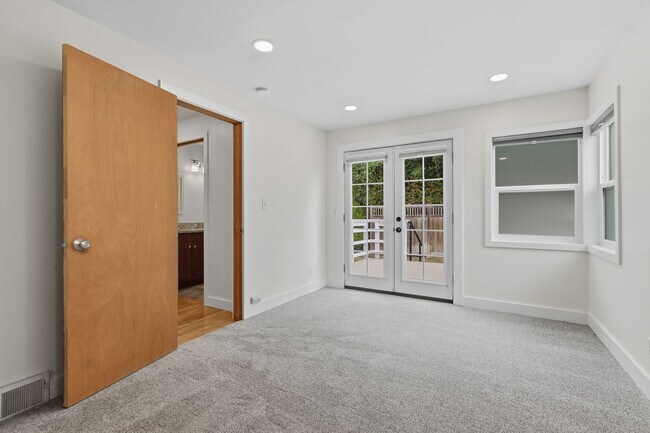 Building Photo - 5306 Beach Dr SW