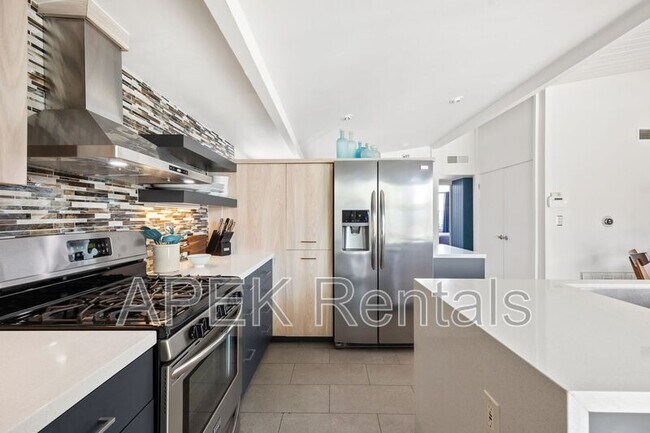 Building Photo - 915 E Racquet Club Rd