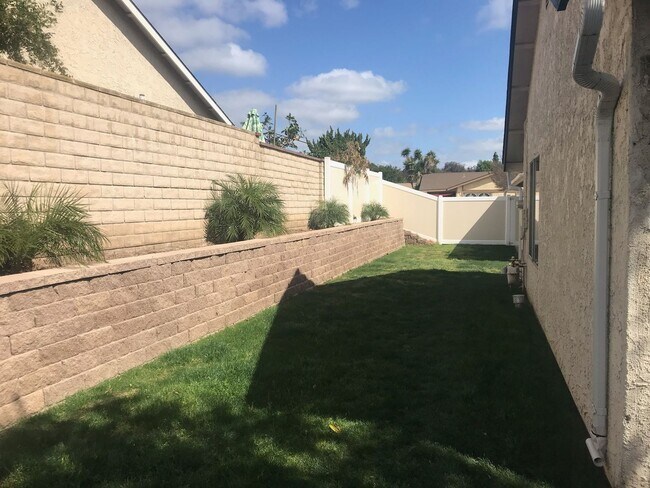 Building Photo - Unbeatable Charm in Camarillo's Colony