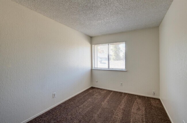 Building Photo - 4676 E Alamos Ave