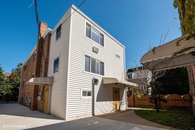 Building Photo - 1835 W Berteau Ave