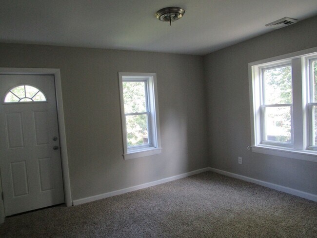 Building Photo - 19 Chapman St