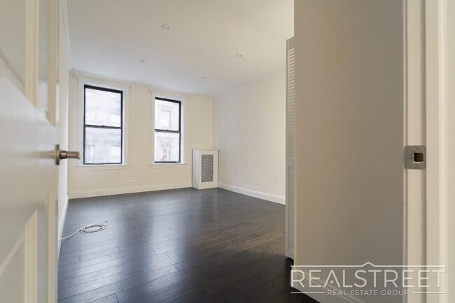 Building Photo - 2 Bed In Prime Brooklyn Heights
