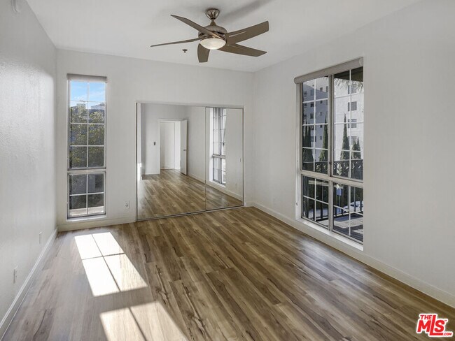 Building Photo - 585 N Rossmore Ave