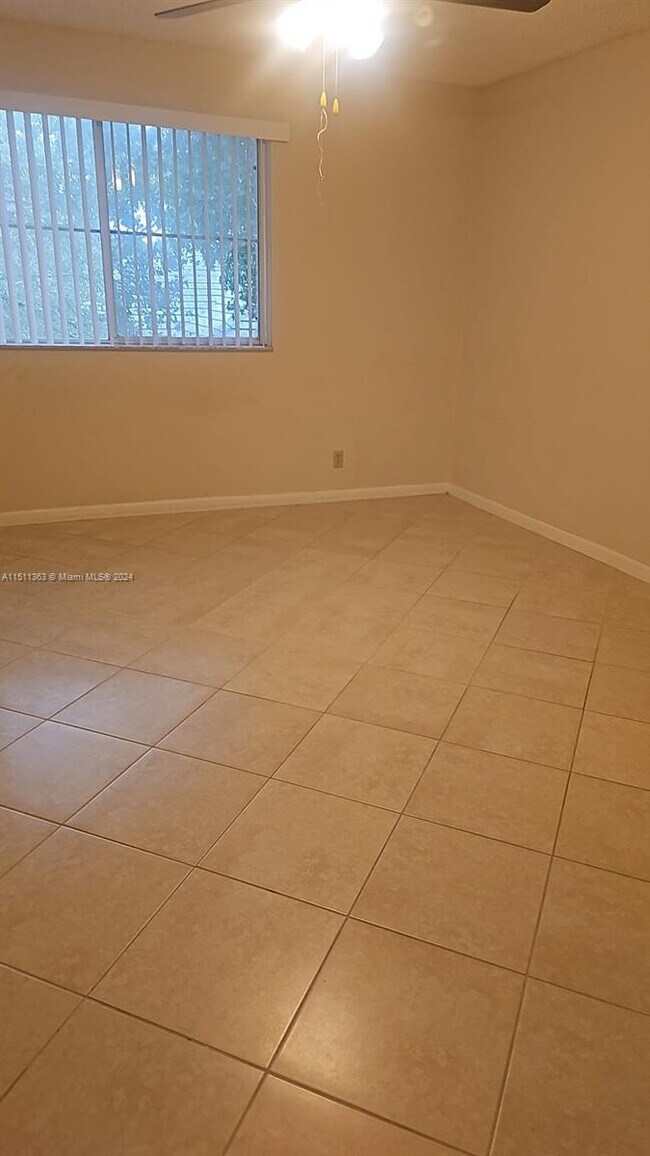 Building Photo - 9877 Westview Dr